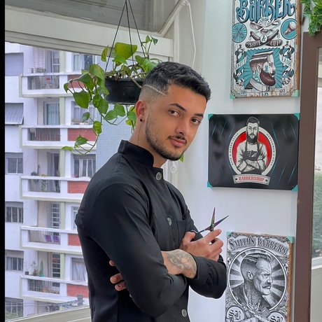 Photo nue de fuite OnlyFans de Naked Barber  