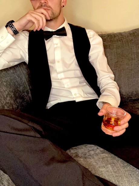 Photo nue de fuite OnlyFans de Mrd  Suited Man  Free Subcription