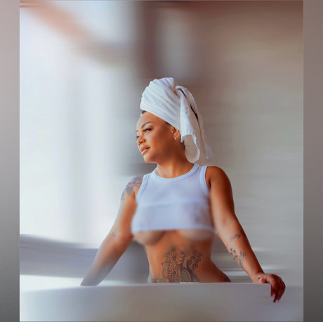Photo nue de fuite OnlyFans de Raika Layfer