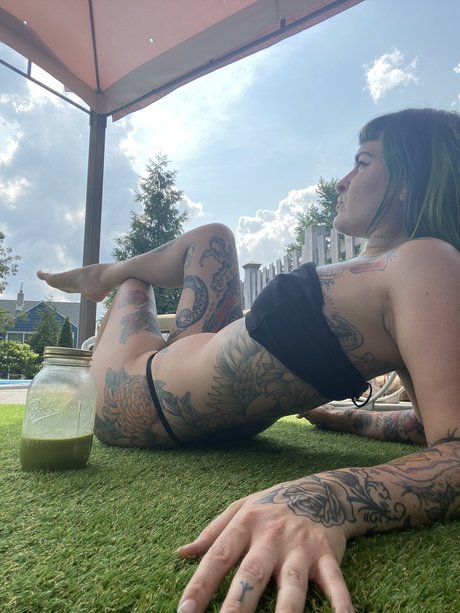 Photo nue de fuite OnlyFans de P E A C H E
