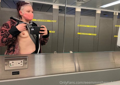 Photo nue de fuite OnlyFans de Eeemmmthegoddess