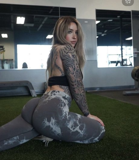 Photo nue de fuite OnlyFans de Strongwifu