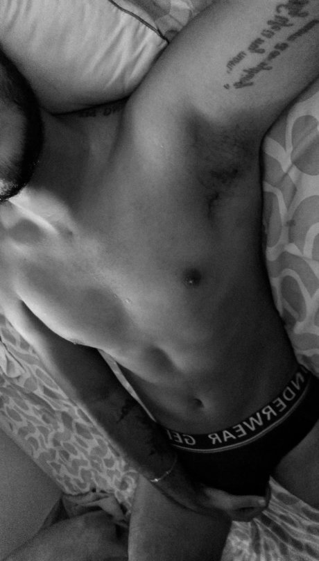 Photo nue de fuite OnlyFans de Santiago Ramn Chaux