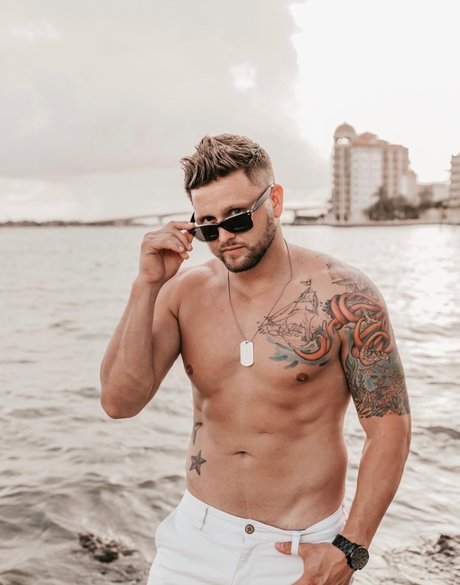 Photo nue de fuite OnlyFans de Guynextdoor