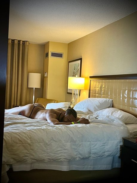 Photo nue de fuite OnlyFans de  Mr Blow Yo Back Out 
