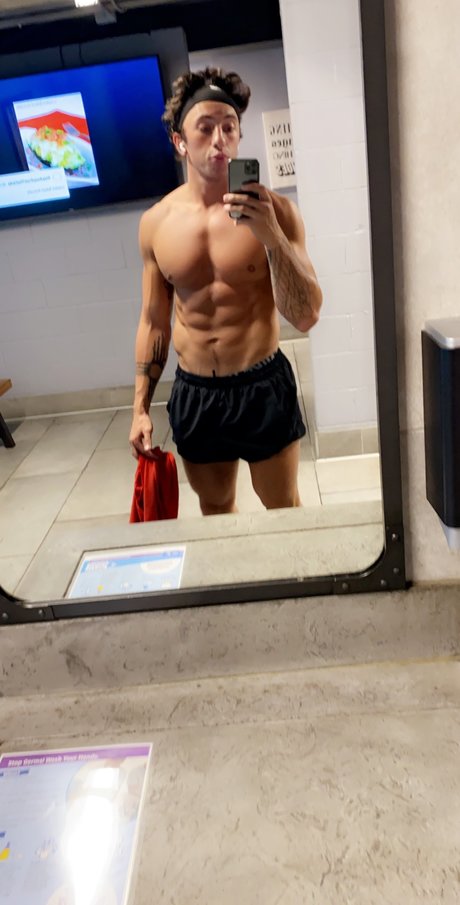 Photo nue de fuite OnlyFans de Charles  J Grey