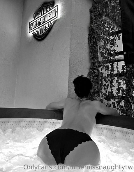 Photo nue de fuite OnlyFans de Littlemissnaughtytw