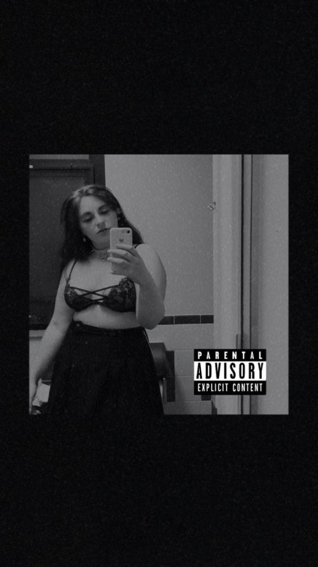 Photo nue de fuite OnlyFans de Mara Ur Thicc Goth Gf