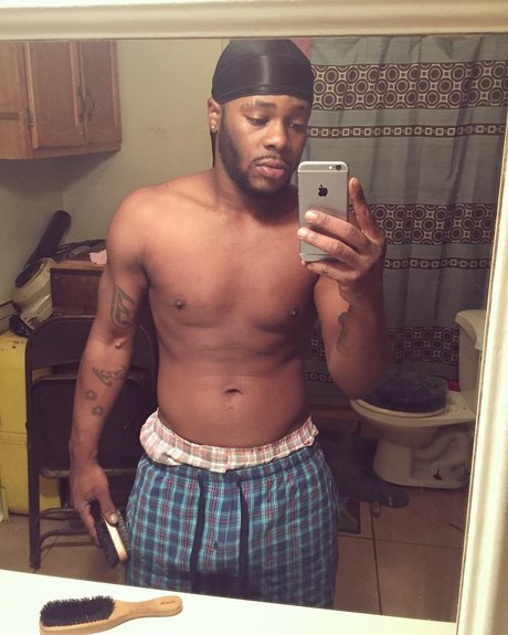 Photo nue de fuite OnlyFans de Dingdong Black