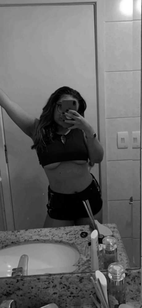 Photo nue de fuite OnlyFans de Lari 