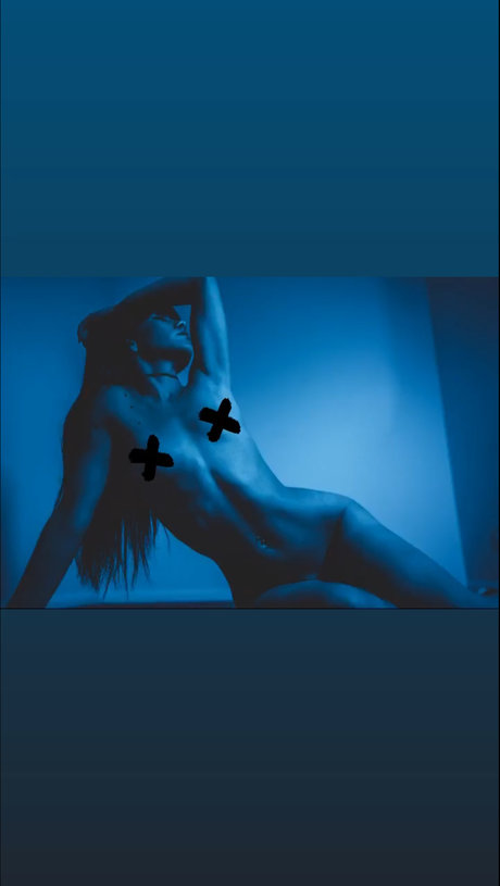 Photo nue de fuite OnlyFans de Miya Minx Top 6