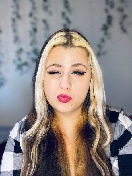 Photo nue de fuite OnlyFans de Luna 30