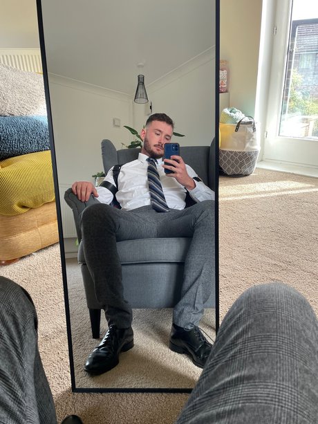 Photo nue de fuite OnlyFans de Suited Guy