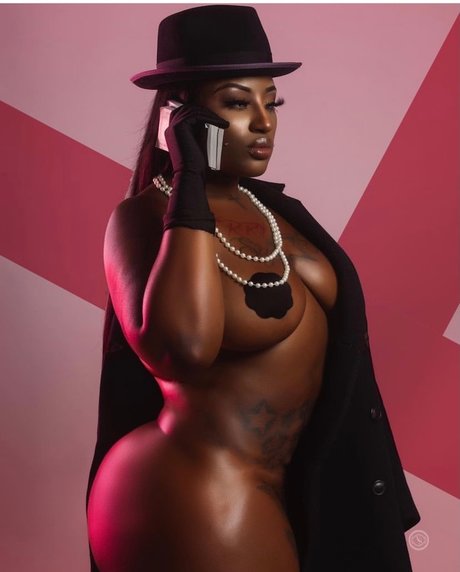 Photo nue de fuite OnlyFans de Mamagoat