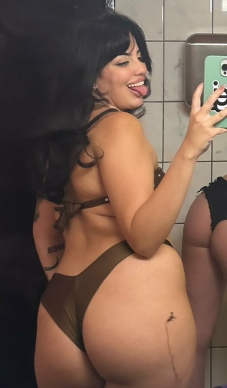 Photo nue de fuite OnlyFans de Selenaxoxoxo Marian