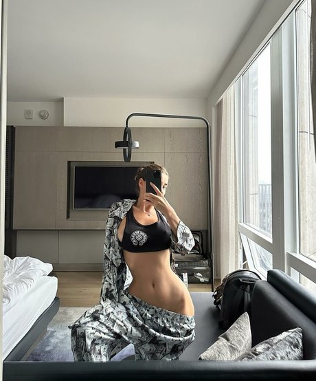 Photo nue de fuite OnlyFans de Alinagarage
