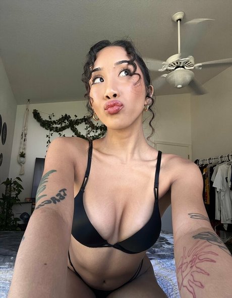 Photo nue de fuite OnlyFans de Uluvzella