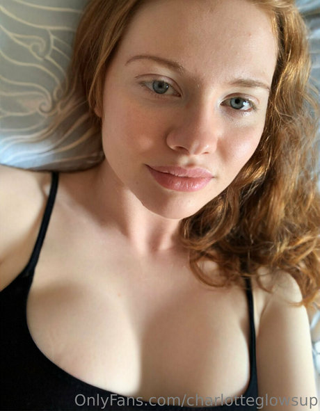 Photo nue de fuite OnlyFans de Charlotteglowsup