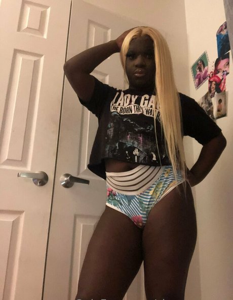 Photo nue de fuite OnlyFans de Sissyserayah