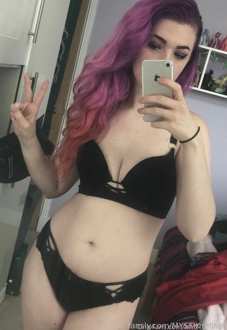 Photo nue de fuite OnlyFans de Mystikminx