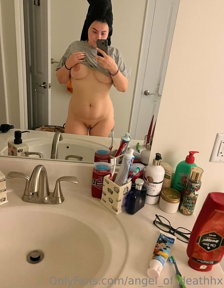 Photo nue de fuite OnlyFans de Angelofdeathhx