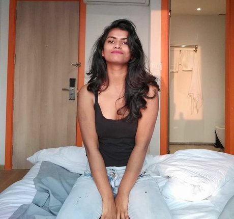 Photo nue de fuite OnlyFans de Nidhi Goel