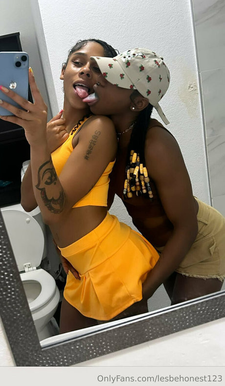 Photo nue de fuite OnlyFans de Lesbehonest123