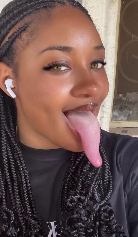 Photo nue de fuite OnlyFans de Long Tongue Fetish