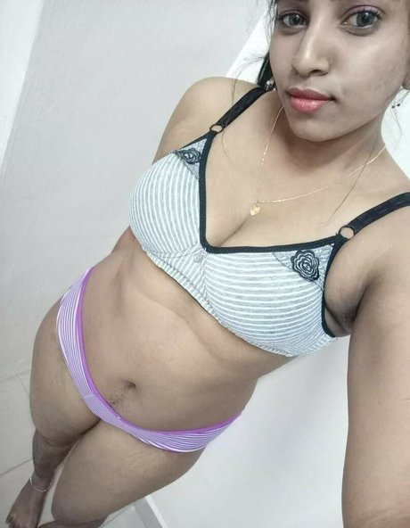 Photo nue de fuite OnlyFans de Indian Exhibition