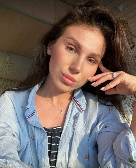 Divine_laura