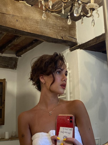 Photo nue de fuite OnlyFans de Saoirse Alicia Behzadi