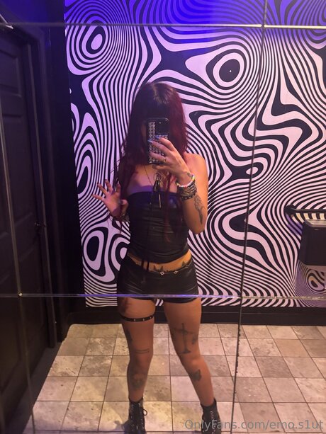 Photo nue de fuite OnlyFans de Emo S1ut
