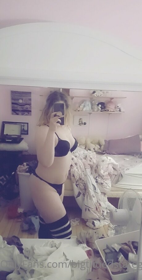 Photo nue de fuite OnlyFans de Bigtittiedstategf