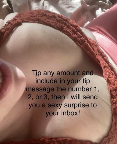 Photo nue de fuite OnlyFans de Momnextdoor