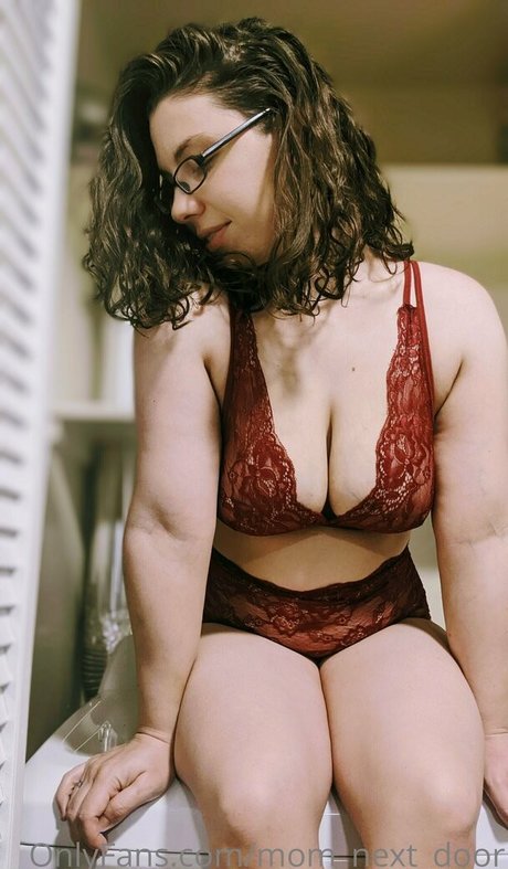 Photo nue de fuite OnlyFans de Momnextdoor