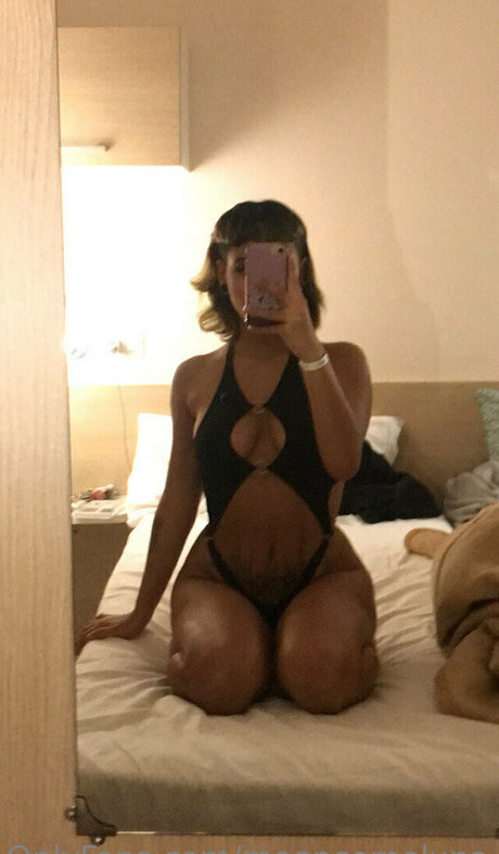 Photo nue de fuite OnlyFans de Mooncomeluna