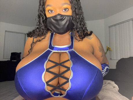 Photo nue de fuite OnlyFans de Curvy Misa