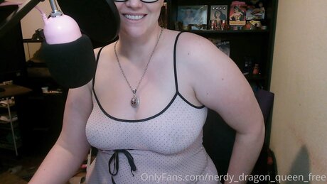 Photo nue de fuite OnlyFans de Nerdy Dragon Queen Free