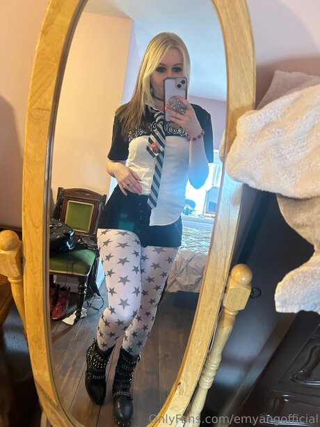 Photo nue de fuite OnlyFans de Emyangofficial