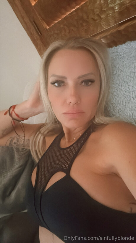Photo nue de fuite OnlyFans de Sinfullyblonde