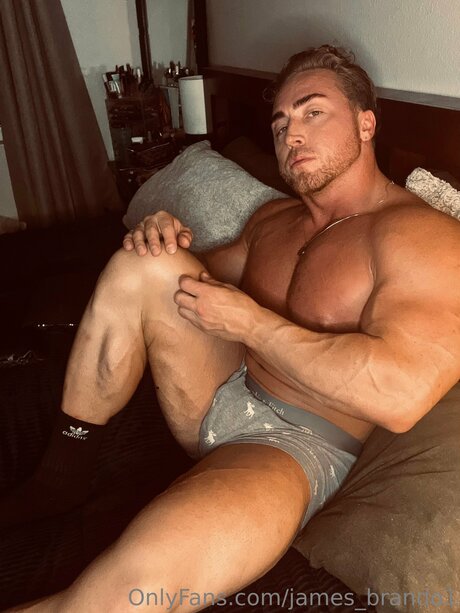 Photo nue de fuite OnlyFans de James Brando1
