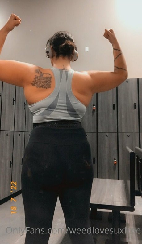Photo nue de fuite OnlyFans de Weedlovesuxfree