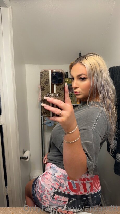 Photo nue de fuite OnlyFans de Vanzandtt