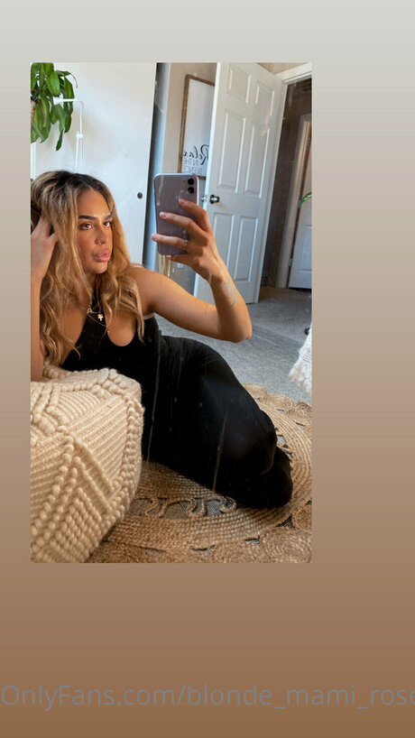 Blonde Mami Rose