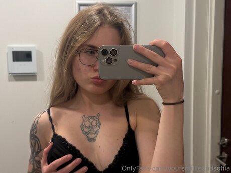 Photo nue de fuite OnlyFans de Yoursmillieandsofiia
