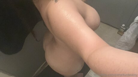 Photo nue de fuite OnlyFans de Come4urdestiny