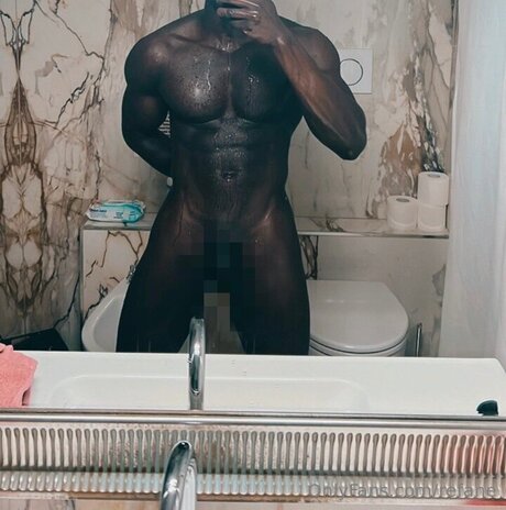 Photo nue de fuite OnlyFans de Refane