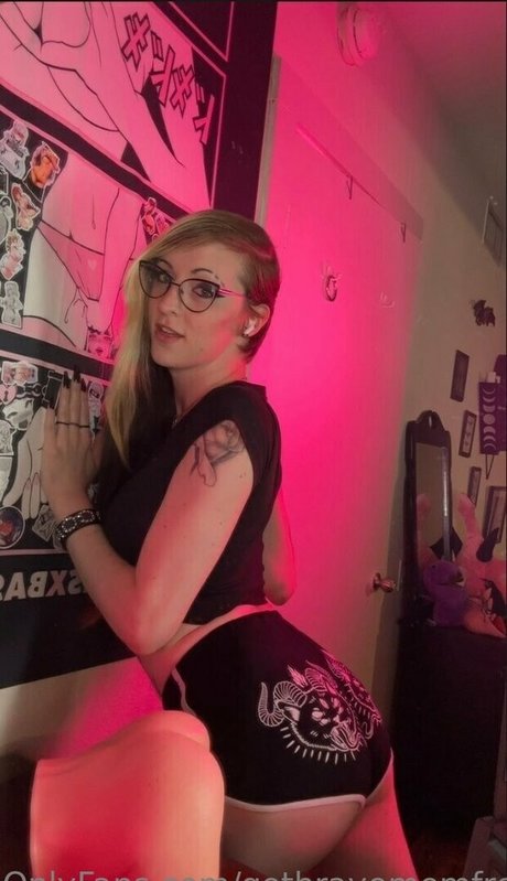 Photo nue de fuite OnlyFans de Gothravemomfree