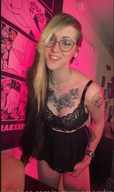Photo nue de fuite OnlyFans de Gothravemomfree