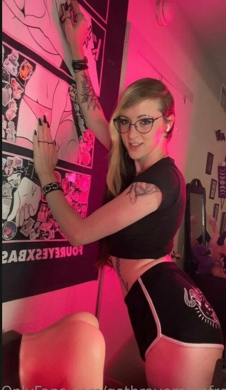 Photo nue de fuite OnlyFans de Gothravemomfree